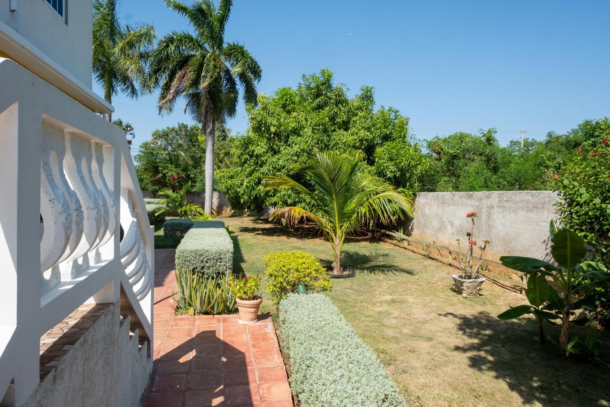 Indigo Beach Villa Black River Exterior photo